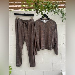 NWOT:Onzie Lounge set, Brown Python print, Size S/M (pant) One Size (sweatshirt)